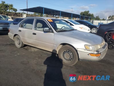 Czwarte zdjęcie samochodu z boku: 1997 TOYOTA COROLLA BASE VIN:1NXBA02E5VZ658455 - miniatura