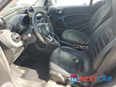 Zdjęcie 7 z 13 samochodu: 2016 SMART FORTWO VIN:WMEFJ5DA3GK073788 - miniatura