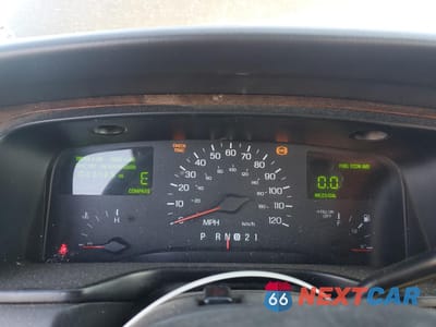 Zdjęcie 9 z 15 samochodu: 1999 LINCOLN TOWN CAR SIGNATURE VIN:1LNHM82W8XY714666 - miniatura