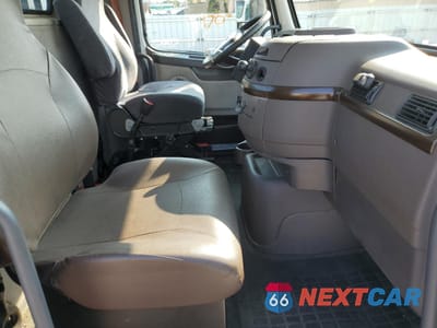 Piąte zdjęcie samochodu w środku: 2017 VOLVO VNL SEMI TRUCK VIN:4V4N39TG7HN988052 - miniatura