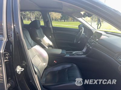 Piąte zdjęcie samochodu w środku: 2018 HONDA ACCORD TOURING VIN:1HGCV2F99JA008899 - miniatura