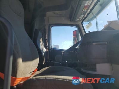 Piąte zdjęcie samochodu w środku: 2014 VOLVO VNL SEMI TRUCK VIN:4V4NC9EH5EN166108 - miniatura