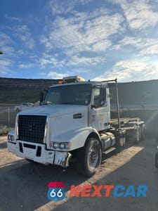 2002 VOLVO VHD 4V5KC9UF12N331484 - główne zdjęcie licytacji z USA - miniatura