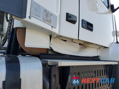 Zdjęcie 9 z 10 samochodu: 2017 VOLVO VNL SEMI TRUCK VIN:4V4N39TG7HN988052 - miniatura