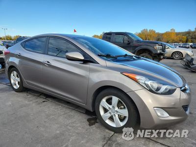 Czwarte zdjęcie samochodu z boku: 2013 HYUNDAI ELANTRA GLS VIN:5NPDH4AE6DH212440 - miniatura