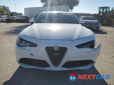 Piąte zdjęcie samochodu w środku: 2021 ALFA ROMEO GIULIA SPORT VIN:ZARFAMAN6M7646879 - miniatura