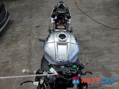 Piąte zdjęcie samochodu w środku: 2018 KAWASAKI ZX1000 R VIN:JKAZXCR10JA007083 - miniatura