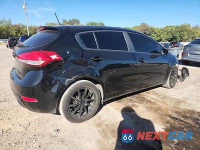 Trzecie zdjęcie samochodu z tyłu: 2016 KIA FORTE LX VIN:KNAFK5A82G5599208 - miniatura