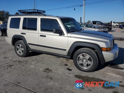 Czwarte zdjęcie samochodu z boku: 2008 JEEP COMMANDER SPORT VIN:1J8HG48K78C114639 - miniatura