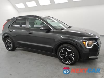 Czwarte zdjęcie samochodu z boku: 2023 KIA NIRO WIND VIN:KNDCR3L16P5025779 - miniatura