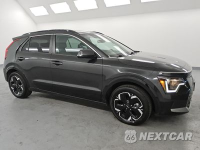 Czwarte zdjęcie samochodu z boku: 2023 KIA NIRO WIND VIN:KNDCR3L16P5025779 - miniatura