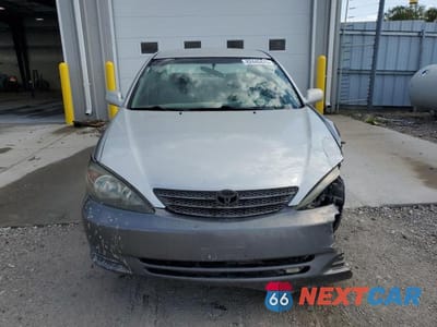 Piąte zdjęcie samochodu w środku: 2004 TOYOTA CAMRY LE VIN:4T1BE32K24U300403 - miniatura