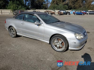 Czwarte zdjęcie samochodu z boku: 2005 MERCEDES-BENZ CLK 500 VIN:WDBTK75G05T035499 - miniatura