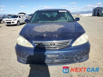 Piąte zdjęcie samochodu w środku: 2005 TOYOTA CAMRY LE VIN:4T1BE32K95U010192 - miniatura