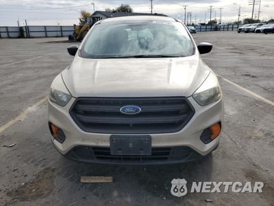 Piąte zdjęcie samochodu w środku: 2018 FORD ESCAPE S VIN:1FMCU0F79JUA23501 - miniatura