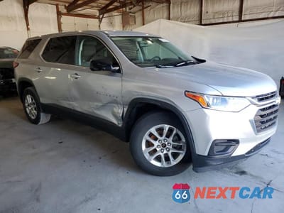 Czwarte zdjęcie samochodu z boku: 2018 CHEVROLET TRAVERSE LS VIN:1GNERFKW8JJ103878 - miniatura