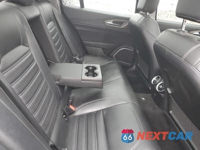 Zdjęcie 10 z 11 samochodu: 2017 ALFA ROMEO GIULIA VIN:ZARFAEEN6H7543645 - miniatura