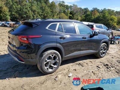 Trzecie zdjęcie samochodu z tyłu: 2025 CHEVROLET TRAX 1LT VIN:KL77LHEP2SC198427 - miniatura