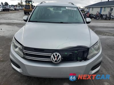 Piąte zdjęcie samochodu w środku: 2017 VOLKSWAGEN TIGUAN S VIN:WVGAV7AX7HK054658 - miniatura