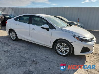 Czwarte zdjęcie samochodu z boku: 2019 CHEVROLET CRUZE LT VIN:1G1BE5SM6K7146266 - miniatura