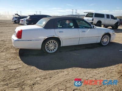 Trzecie zdjęcie samochodu z tyłu: 2004 LINCOLN TOWN CAR EXECUTIVE VIN:1LNHM81W34Y611989 - miniatura