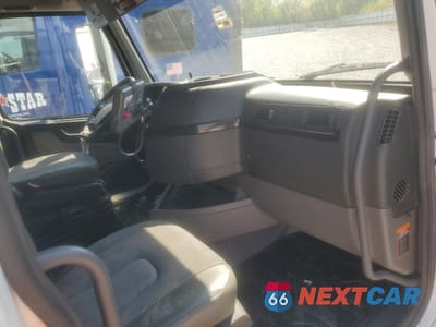 Piąte zdjęcie samochodu w środku: 2022 VOLVO VN VNL VIN:4V4NC9EH2NN610612 - miniatura