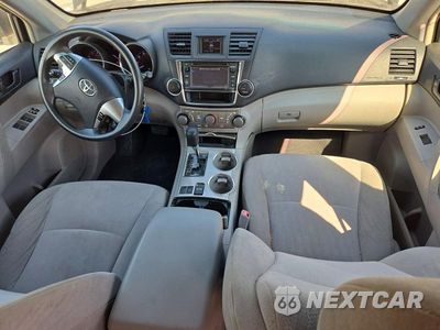 Zdjęcie 8 z 13 samochodu: 2013 TOYOTA HIGHLANDER BASE VIN:5TDZA3EHXDS040965 - miniatura