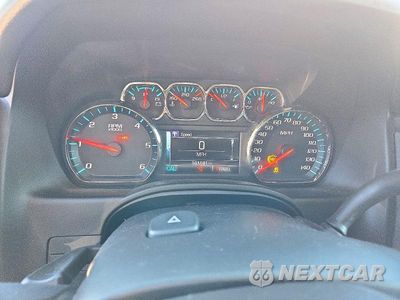 Zdjęcie 9 z 14 samochodu: 2018 CHEVROLET SUBURBAN K1500 LT VIN:1GNSKHKC1JR370015 - miniatura