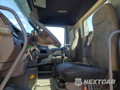 Zdjęcie 7 z 13 samochodu: 2013 VOLVO VNL SEMI TRUCK VIN:4V4NC9EG1DN564048 - miniatura