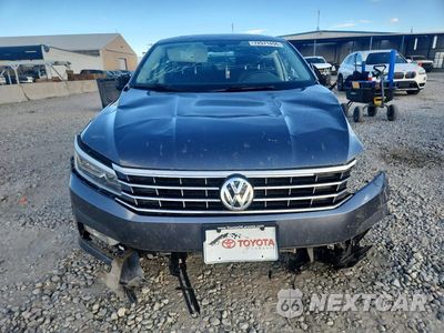Piąte zdjęcie samochodu w środku: 2017 VOLKSWAGEN PASSAT SE VIN:1VWGT7A3XHC027723 - miniatura