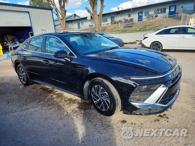Czwarte zdjęcie samochodu z boku: 2026 HYUNDAI SONATA HYBRID BLUE VIN:KMHL24JJ4TA165341 - miniatura