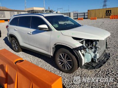 Czwarte zdjęcie samochodu z boku: 2019 TOYOTA HIGHLANDER XLE VIN:5TDKZRFHXKS341745 - miniatura