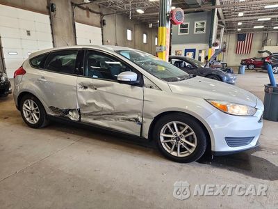 Czwarte zdjęcie samochodu z boku: 2017 FORD FOCUS SE VIN:1FADP3K28HL239311 - miniatura
