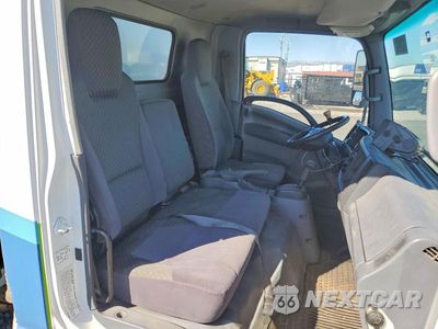 Zdjęcie 10 z 12 samochodu: 2010 ISUZU NPR BOX TRUCK VIN:JALC4W160A7002779 - miniatura