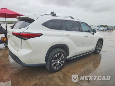 Trzecie zdjęcie samochodu z tyłu: 2021 TOYOTA HIGHLANDER XLE VIN:5TDGZRAH9MS519046 - miniatura