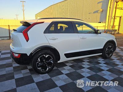 Trzecie zdjęcie samochodu z tyłu: 2023 KIA NIRO WIND VIN:KNDCR3L17P5027072 - miniatura