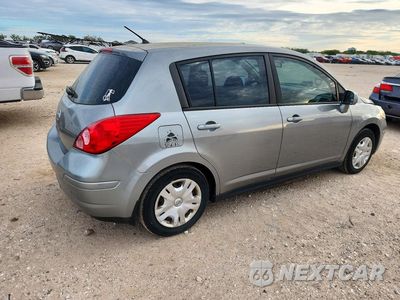 Trzecie zdjęcie samochodu z tyłu: 2012 NISSAN VERSA 1.8 S VIN:3N1BC1CP1CK812406 - miniatura