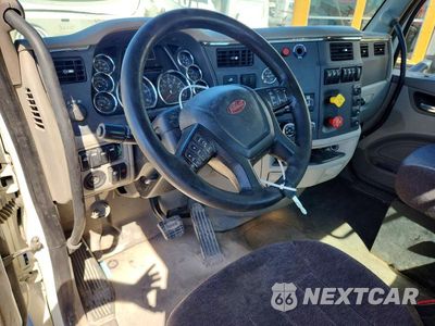 Zdjęcie 8 z 13 samochodu: 2019 PETERBILT 579 SEMI TRUCK VIN:1XPBDP9X4KD261356 - miniatura