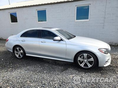 Czwarte zdjęcie samochodu z boku: 2017 MERCEDES-BENZ E 300 4MATIC VIN:WDDZF4KB6HA127830 - miniatura
