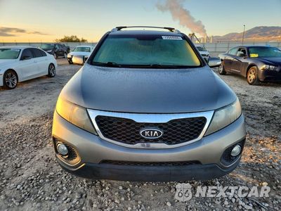 Piąte zdjęcie samochodu w środku: 2011 KIA SORENTO LX VIN:5XYKTDA17BG148304 - miniatura