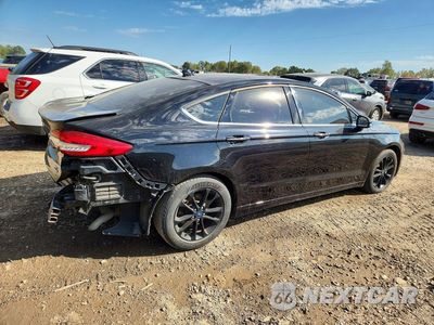 Trzecie zdjęcie samochodu z tyłu: 2020 FORD FUSION SEL VIN:3FA6P0MU7LR163371 - miniatura