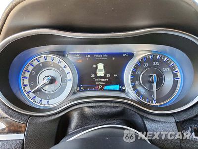 Zdjęcie 9 z 12 samochodu: 2016 CHRYSLER 300C VIN:2C3CCAEG6GH147594 - miniatura