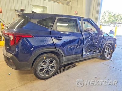 Trzecie zdjęcie samochodu z tyłu: 2025 KIA SELTOS LX VIN:KNDEPCAA6S7770885 - miniatura