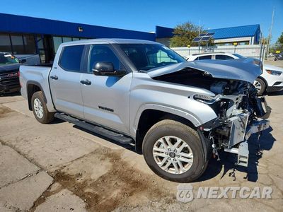 Czwarte zdjęcie samochodu z boku: 2026 TOYOTA TUNDRA SR5 VIN:5TFLA5DB9TX407412 - miniatura