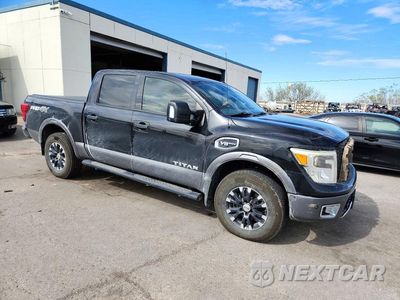 Czwarte zdjęcie samochodu z boku: 2017 NISSAN TITAN PRO-4X VIN:1N6AA1E50HN556154 - miniatura