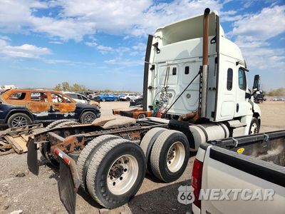 Trzecie zdjęcie samochodu z tyłu: 2013 FREIGHTLINER CASCADIA SEMI TRUCK VIN:1FUJGLDR3DLFF2050 - miniatura