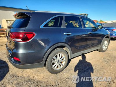 Trzecie zdjęcie samochodu z tyłu: 2020 KIA SORENTO LX VIN:5XYPGDA36LG651173 - miniatura