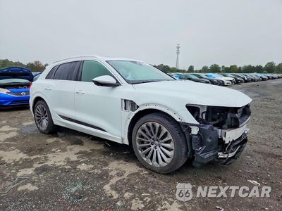 Czwarte zdjęcie samochodu z boku: 2019 AUDI E-TRON PRESTIGE VIN:WA1VABGE4KB019748 - miniatura