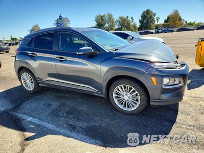 Czwarte zdjęcie samochodu z boku: 2021 HYUNDAI KONA SEL PLUS VIN:KM8K62AA6MU607329 - miniatura