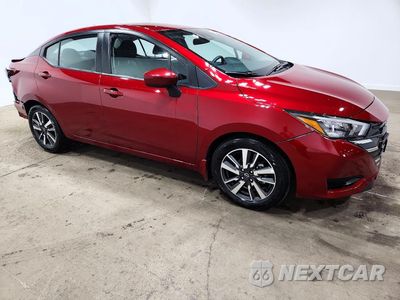 Czwarte zdjęcie samochodu z boku: 2025 NISSAN VERSA SV VIN:3N1CN8EV4SL862549 - miniatura